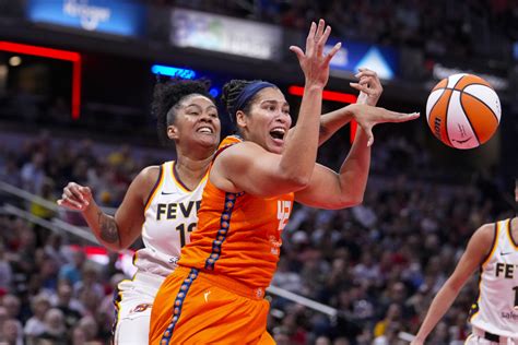 Caitlin Clark sets WNBA rookie record for 3s as Fever beat Sun .